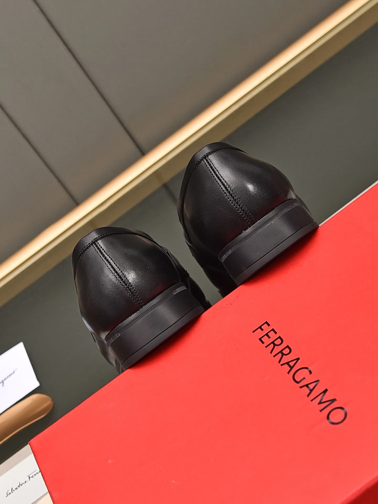 Men's shoes 💰: 460 [Original running volume and quality] Brand: Ferragamo (Ferragamo) Size: Men's size 38/44 (45 can be customized) Grade: Same style as the official website High-end quality men's shoes Material: Original first-layer calfskin Water-dyed cowhide lining Original outsole Style categories: Men's fashion formal business casual leather shoes Slip-on men's high-top series Young fashion European and American trends British style Casual matching Comfortable on the feet